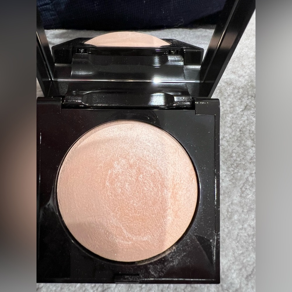 Laura Mercier Matte Radiance baked powder - Picture 2 of 3